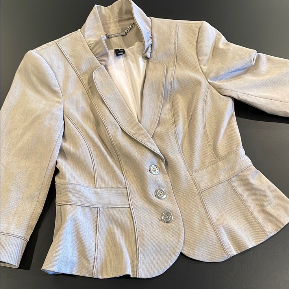 Tailored Tan Blazer with Notched Lapel and Textured Fabric